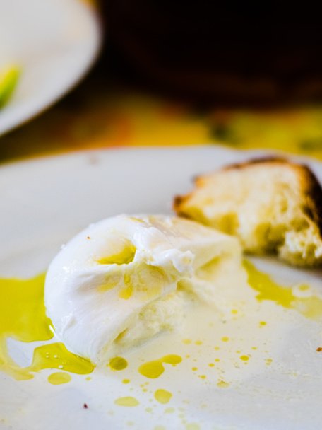 Plat typique des Pouilles avec fromage burrata frais, huile d'olive et pain pour la dégustation. - Photo, image