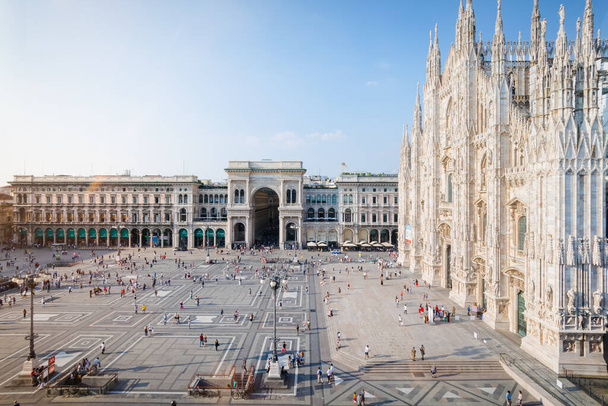 Gotische gevel van Milaan belangrijkste katholieke kathedraal, de Duomo, en het centrale plein met Vittorio Emanuele galerij shopping hub in Milaan, Italië - Foto, afbeelding