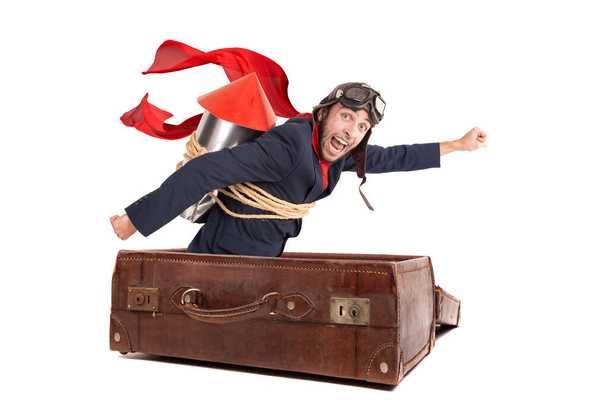 Liikemies lentävät vanha matkalaukku eristetty valkoinen - Valokuva, kuva
