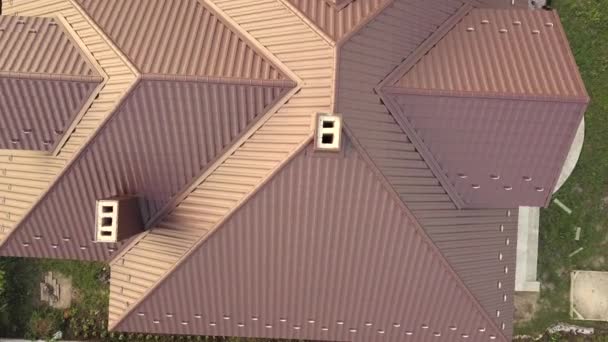 Повітряний вигляд конструкції даху будинку покритий листами кахлю з коричневого металу
. - Кадри, відео