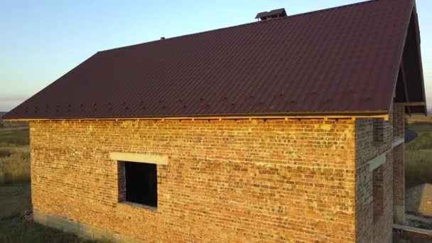 Повітряний вид на незакінчений будинок з дерев'яною конструкцією даху, покритою металевими листами плитки під час будівництва
. - Кадри, відео