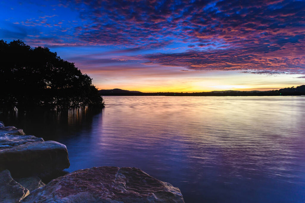 Sunrise Waterscape με σύννεφα στο Woy Woy Waterfront στην Κεντρική Ακτή, NSW, Αυστραλία. - Φωτογραφία, εικόνα