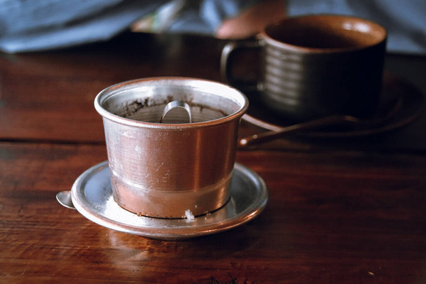 Traditioneller laotischer schwarzer Kaffee mit Kaffeetropfen, ein beliebtes lokales Getränk - Foto, Bild