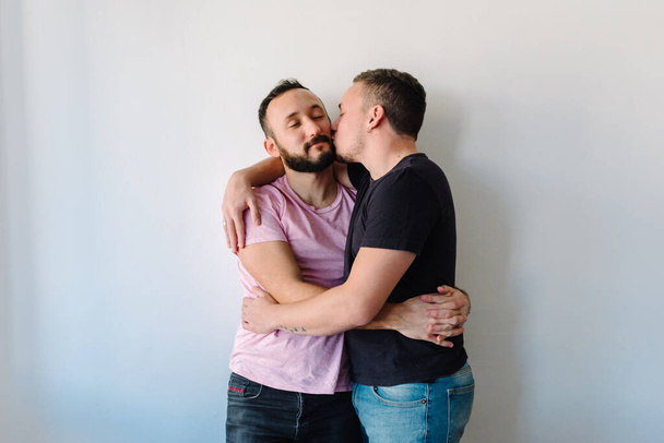 Foto stock de dois homens homossexuais caucasianos abraçando uns aos outros
. - Foto, Imagem