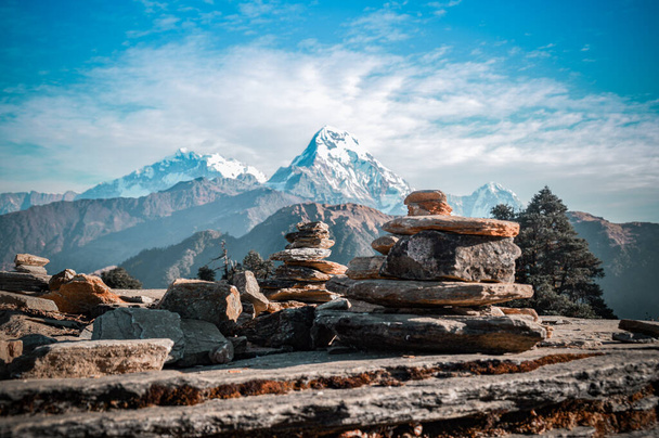 ネパールのゴレパニ・プーン・ヒルにあるアナプルナ・ベース・キャンプへの道沿いのケアン・ロックの形成 - 写真・画像
