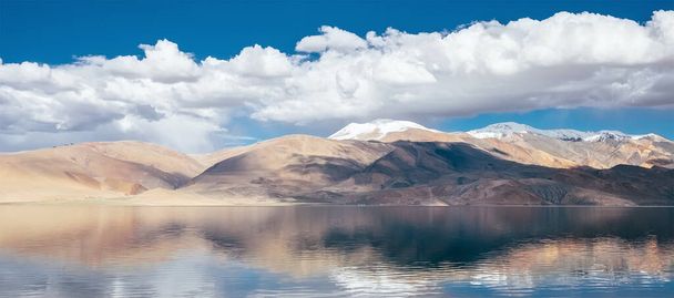 Himalajskie góry odzwierciedlone w Tso Moriri powierzchni jeziora wody w pobliżu Karzok lub wsi Korzok w powiecie Leh Ladakh, Indie. - Zdjęcie, obraz