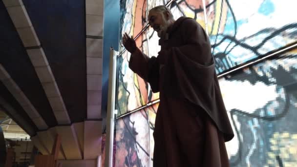 Kult katolických svatých - Saint Padre Pio zázrak Kněžská socha v moderním Renzo Piano Church v San Giovanni Rotondo - Itálie - Záběry, video