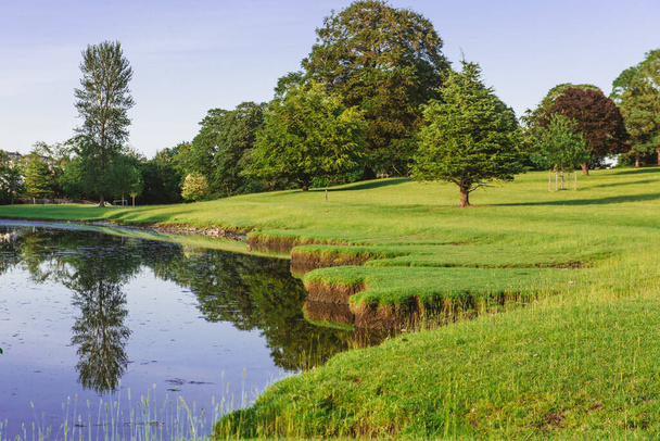 una curva en el río Bela en Dallam Park, Milnthorpe, Cumbria, Reino Unido
 - Foto, Imagen