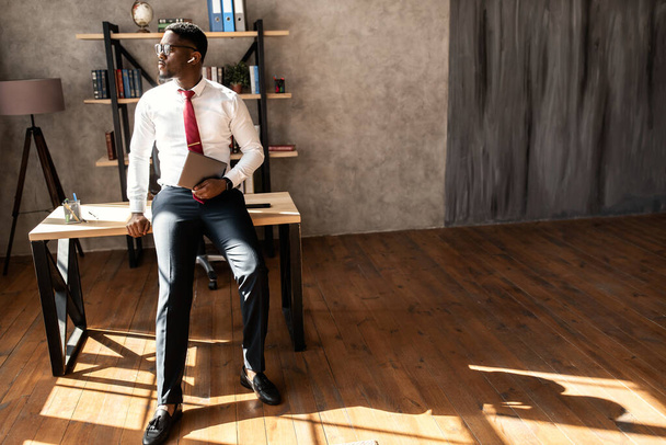 American businessman  sitting on   table in office - Foto, Imagem