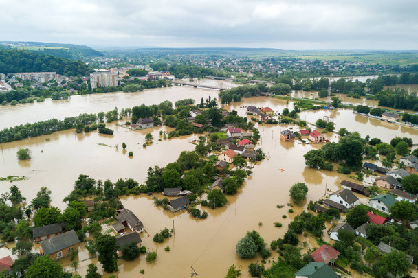 Vista aérea de casas inundadas con agua sucia del río Dnister en la ciudad de Halych, al oeste de Ucrania. - Foto, Imagen