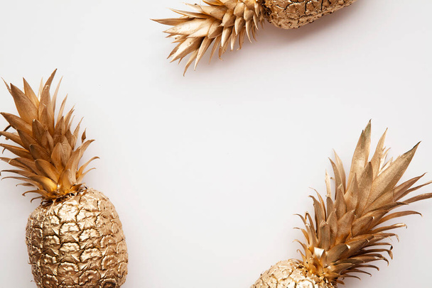 trendige tropische Gold-Ananas auf schlichtem weißem Hintergrund von oben - Foto, Bild