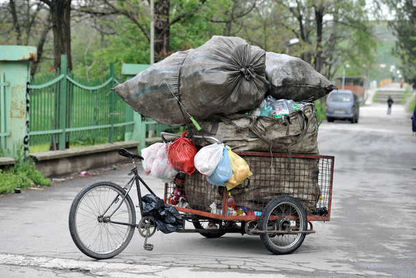 Sacs de transport pour chariots de vélo avec bouteilles en plastique et ramassage des déchets. - Photo, image