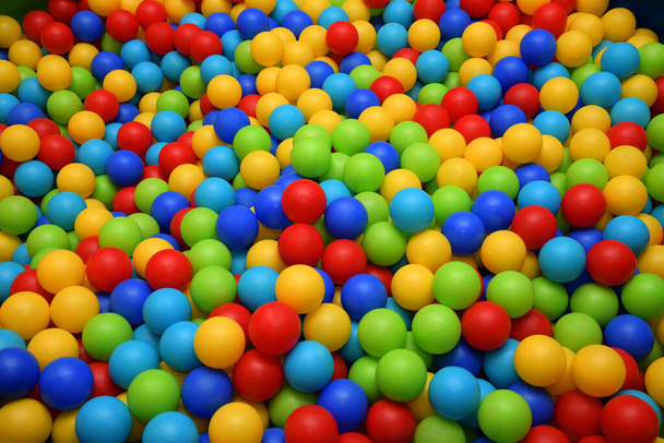 Molte palline di plastica colorate in una vasca da ballo per bambini in un parco giochi
. - Foto, immagini