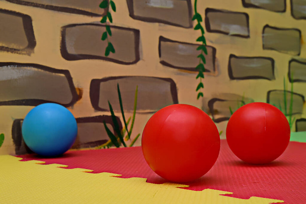 Kolorowe plastikowe kulki na podłodze w pokoju zabaw - Zdjęcie, obraz