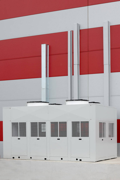 Condensadores de aire acondicionado industrial fuera de la unidad en el techo de un edificio
 - Foto, imagen
