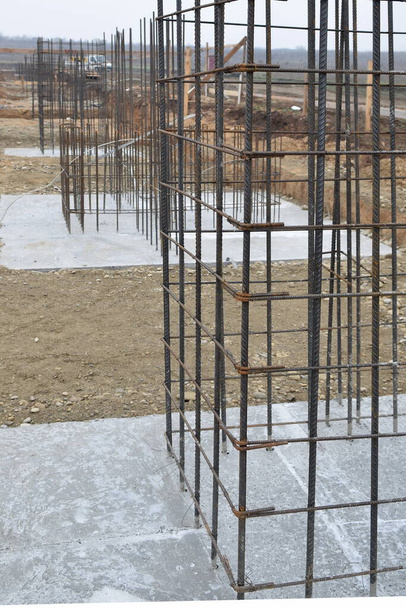 Велика діра стовпа в будівництві будівельних майданчиків готується до бетонування
 - Фото, зображення