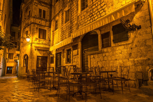 Café ao ar livre à noite
 - Foto, Imagem