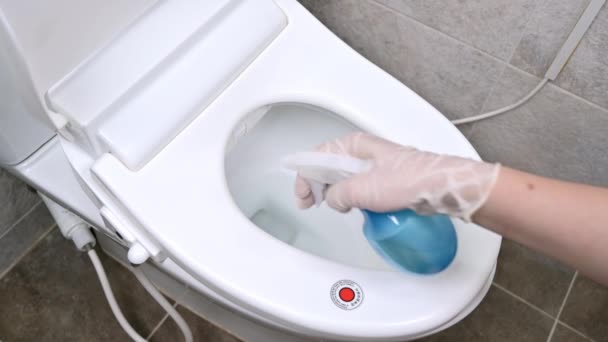 Het toilet desinfecteren. Toiletpot reiniging en desinfectie. Preventie van coronavirusinfectie. - Video
