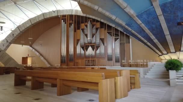 Сучасний орган труби в церкві Ренцо Піано в Сан-Джованні-Ротондо - Гаргано - Італія - Кадри, відео