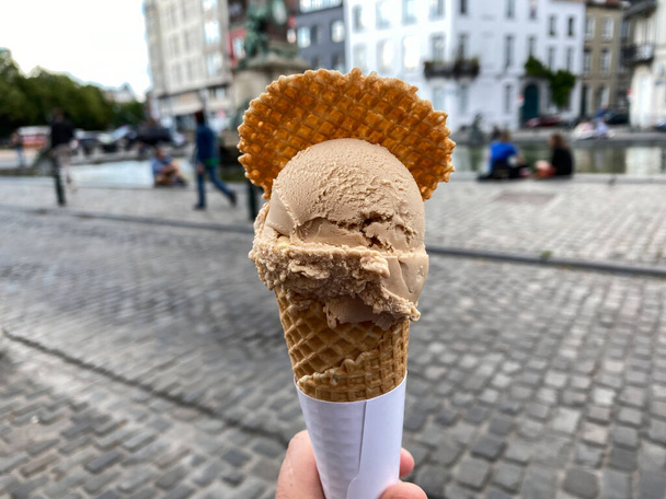 Mies pitää jäätelöä aurinkoisena päivänä Brysselissä, Belgiassa 19. kesäkuuta 2020. - Valokuva, kuva