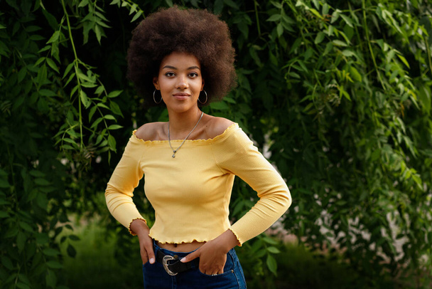 dark-skinned Afro-American girl on a green background - Fotó, kép