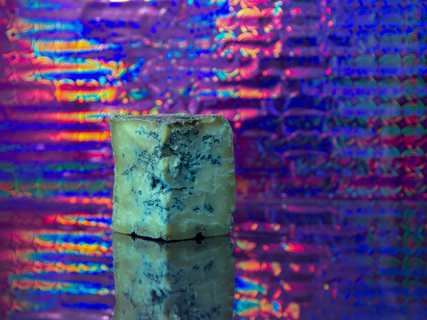 Old, noble blue cheese on a black mirror - Foto, Bild