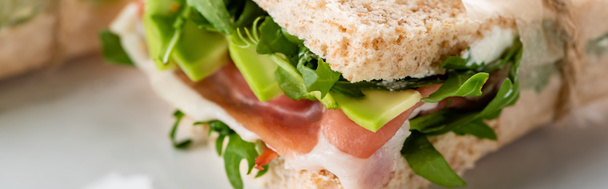 zblízka pohled na čerstvý zelený sendvič s jamonem, panoramatický záběr - Fotografie, Obrázek