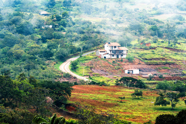 Gîte agricole dans la partie montagneuse rurale de la Colombie situé parmi les collines et les plantations de café. - Photo, image