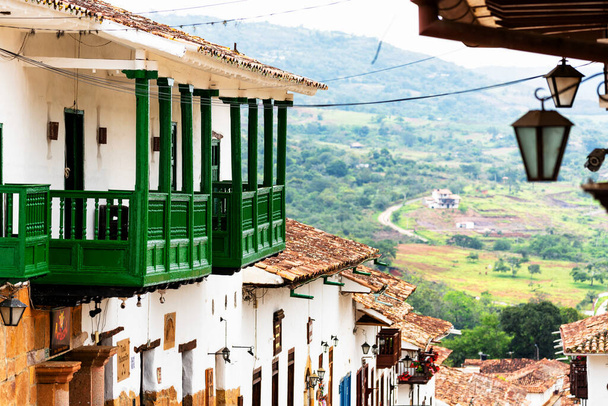 Вид на мальовниче та ідилічне місто Баріхара в провінції Сантандер, Колумбія. Барбахара - популярне туристичне місце і ворота вихідних. Вибіркове зосередження - Фото, зображення