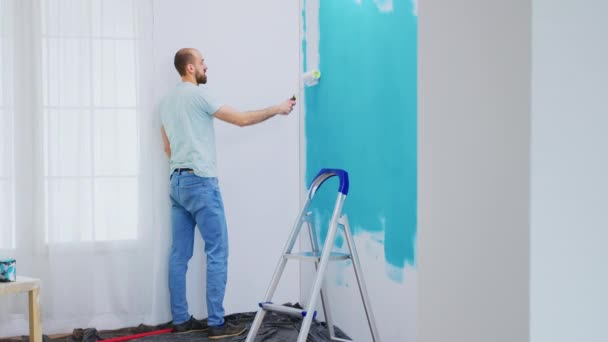 Malowanie niebieskiej ściany - Materiał filmowy, wideo