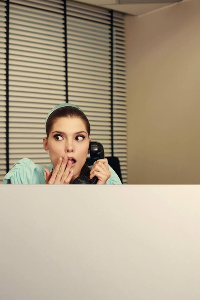 Businesswoman looking shocked while talking on the phone - Foto, imagen