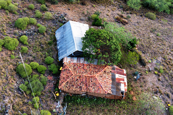 Αγροικία καταθέσει στο αγροτικό ορεινό τμήμα της Κολομβίας που βρίσκεται ανάμεσα σε λόφους και φυτείες καφέ. - Φωτογραφία, εικόνα