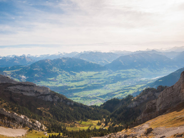 Uitzicht op de bergketen op het wandelpad richting Pilatus (een beroemde Zwitserse bergtop in Luzern), boven het meer van Luzern in Zwitserland, met talrijke bergtoppen op de achtergrond - Foto, afbeelding