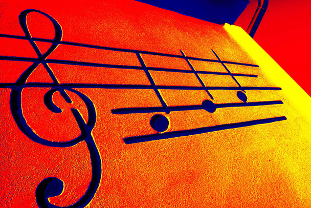 μουσικές νότες σε παρτιτούρα, κόκκινο και πορτοκαλί φόντο - Φωτογραφία, εικόνα