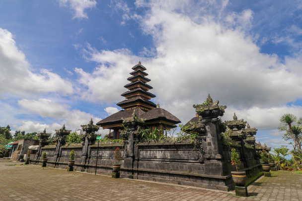 Ναοί στο Pura Penataran Agung Besakih συγκρότημα, ο μητρικός ναός του νησιού Μπαλί, Ινδονησία. Πράσινο γκαζόν με αρκετούς ναούς του Μπαλί με ταξιδιωτικό και αρχιτεκτονικό υπόβαθρο. - Φωτογραφία, εικόνα