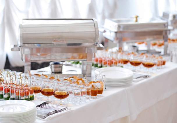 catering τροφίμων σε επιτραπέζια ποτήρια και πιάτα - Φωτογραφία, εικόνα