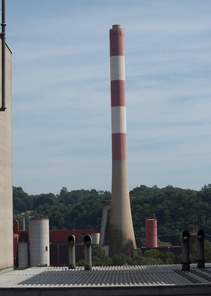 industrie obsolète, cheminée d'usine avec ciel bleu en arrière-plan - Photo, image