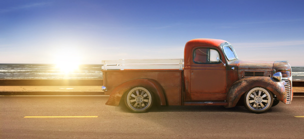 Classic Chevrolet 3100 pickup caminhão com alguma ferrugem em frente ao mar felixstowe
 - Foto, Imagem