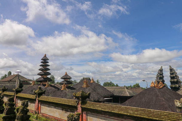 Chrámy v Pura Penataran Agung Besakih komplex, mateřský chrám na ostrově Bali, Indonésie. Zelený trávník s několika balijských chrámů s Cestovní a architektonické zázemí. - Fotografie, Obrázek