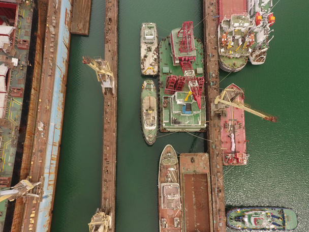 navires de réparation coque (navire, pétrolier) dans le chantier naval - Photo, image