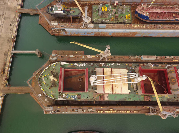 造船所の修理船船体(船、タンカー) - 写真・画像