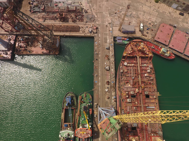 reparatie schepen romp (schip, tanker) in de scheepswerf - Foto, afbeelding