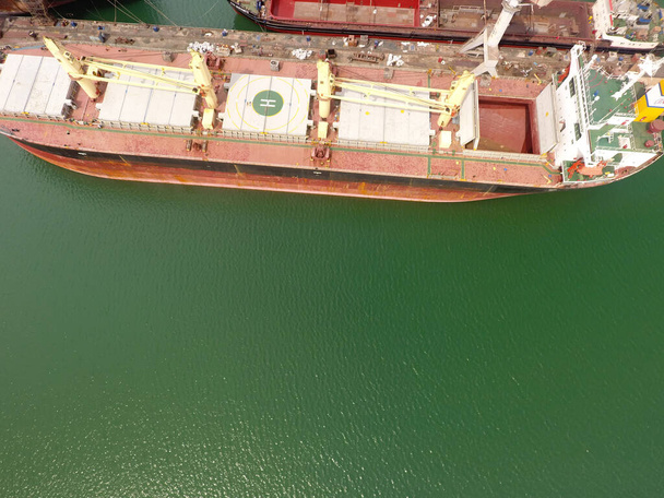 navires de réparation coque (navire, pétrolier) dans le chantier naval - Photo, image