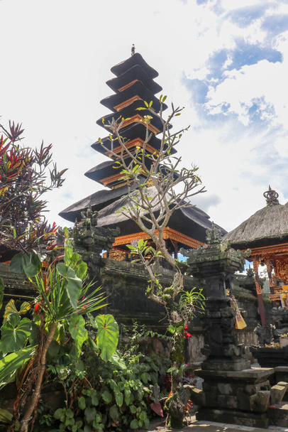 Традиційні балійські дахи в комплексі Пура-Пенатаран-Агун-Бесакіх, матері храму Балі, Індонезія. Подорожі та архітектура. - Фото, зображення