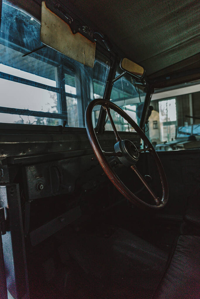Η πιο κοντινή ματιά του αυτοκινήτου vintage ταμπλό και το παλιό ραδιόφωνο cassete στο μπροστινό μέρος. - Φωτογραφία, εικόνα
