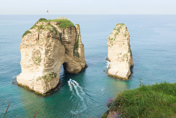 Raouche, Pigeon rock and cave, Beyrut, Lübnan 'da turistik bir kaya kayalığı. - Fotoğraf, Görsel