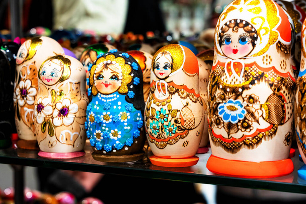観光客のための伝統的なお土産-ロシアの人形) - 写真・画像