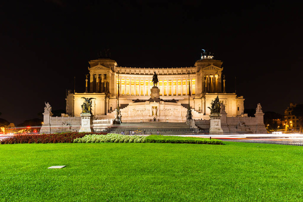 Veduta notturna dell'Altare della Patria (Altare della Patria) conosciuto anche come il Monumento Nazionale a Vittorio Emanuele II (Monumento Nazionale a Vittorio Emanuele II) a Roma - Foto, immagini