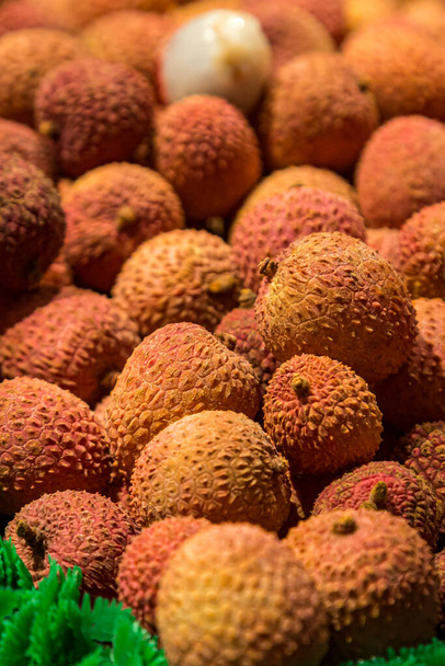 An abundance of lychees for sale on a market stall - Zdjęcie, obraz