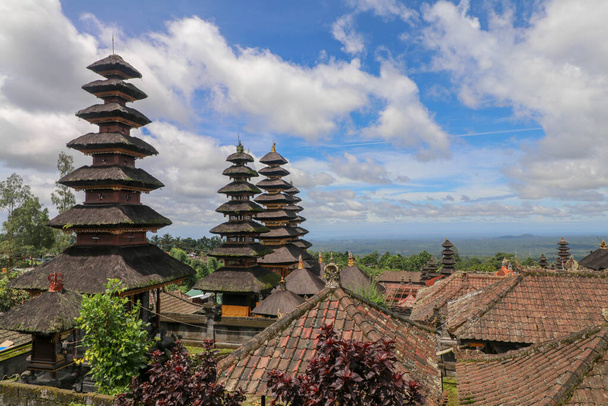 Vista interessante para os telhados surpreendentes do Templo Besakih, Bali, Indonésia
. - Foto, Imagem